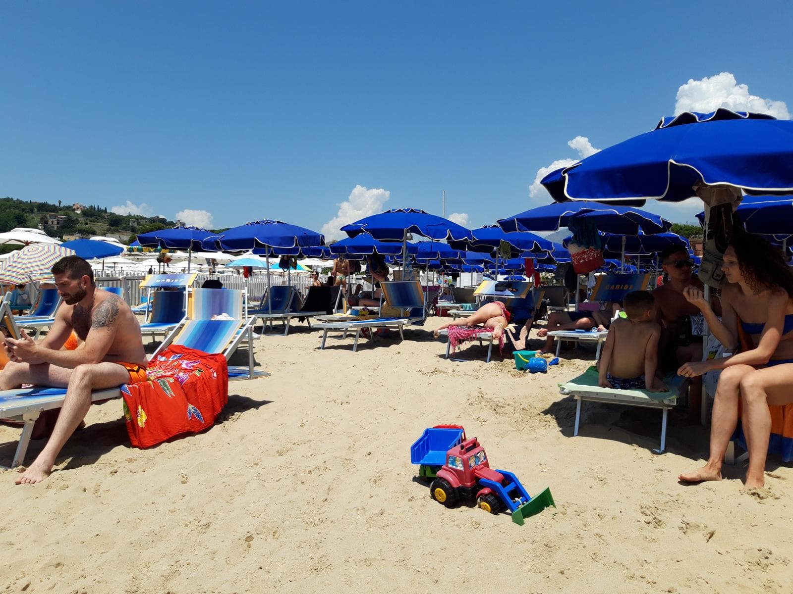 Ombrelloni e lettini di Caribe Beach sulla spiaggia di Serapo