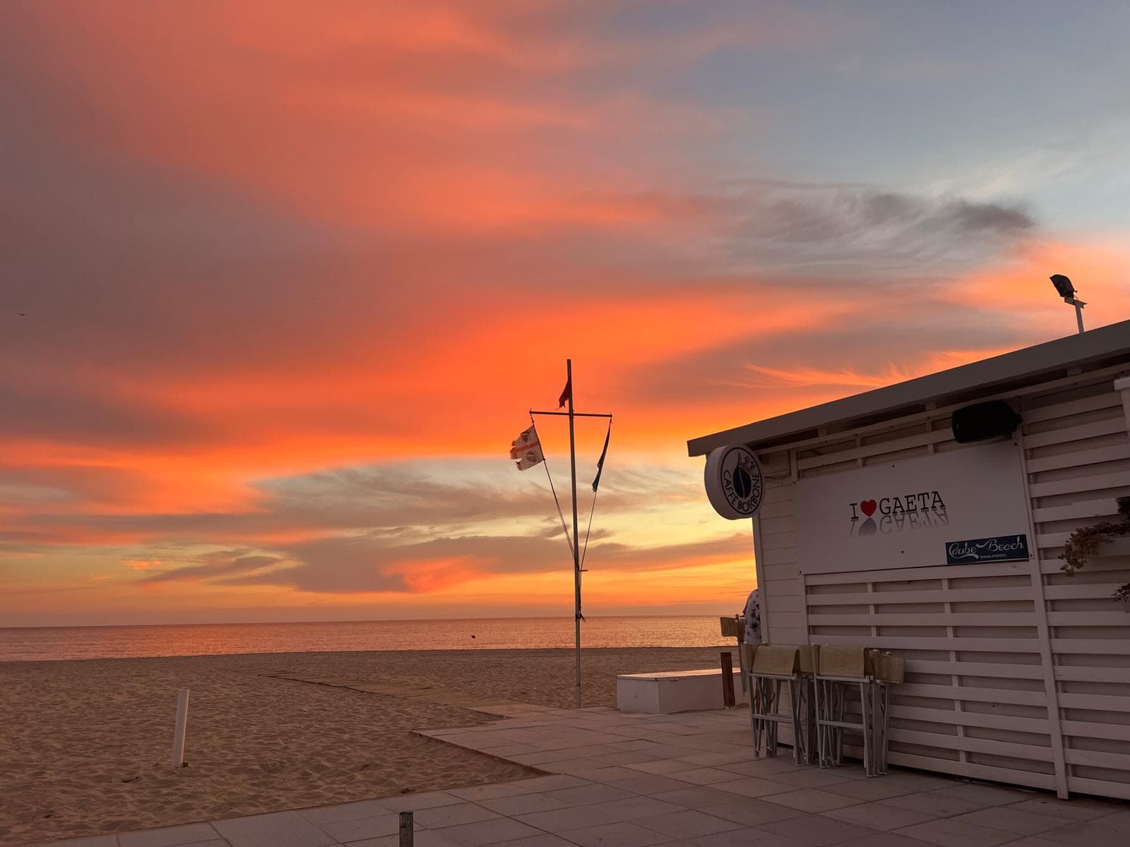 Tramonto sul mare dalla spiaggia di Serapo